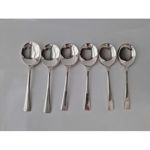 1004 - A set of six Art Deco fruit spoons, Sheffield 1935, 156g