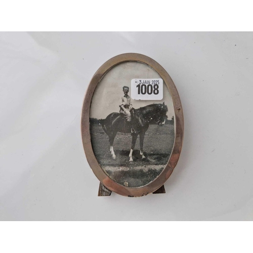 1008 - An oval photo frame with easel back, 5.5