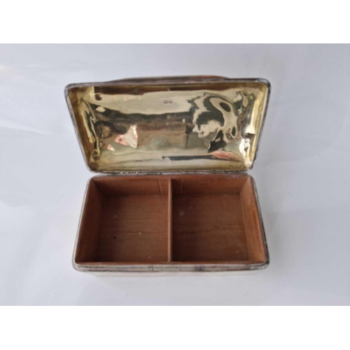 1009 - A cigarette box with cedar interior, 6