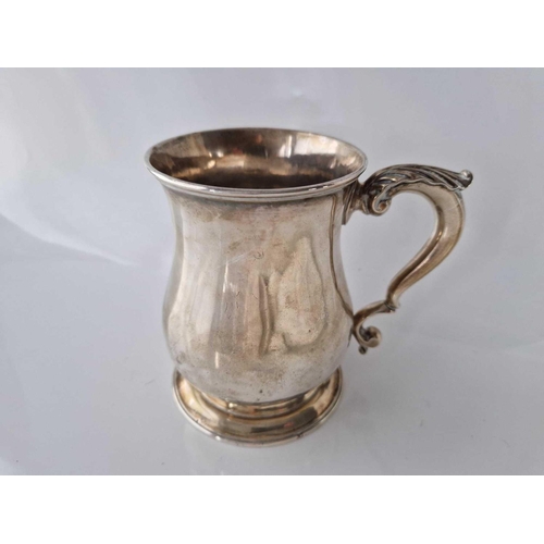 1016 - A George II pint tankard on spreading base, 4 3/4