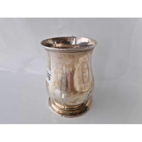 1016 - A George II pint tankard on spreading base, 4 3/4