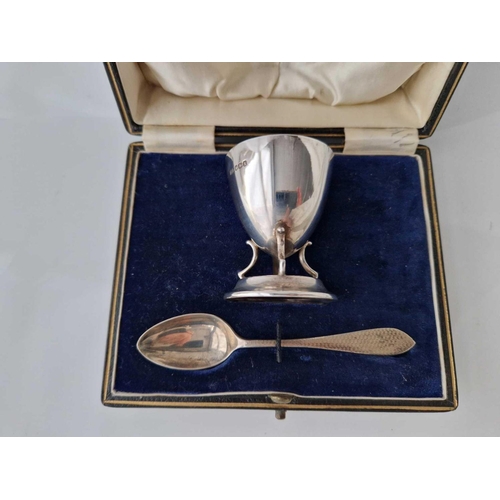 1023 - A good Christening set of an egg cup &  spoon on three supports, Sheffield 1927, 49g