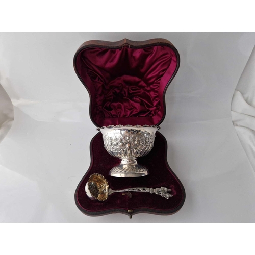 1050 - Good quality boxed large sugar bowl with sifter spoon with embossed decoration. London 1887. 185gms