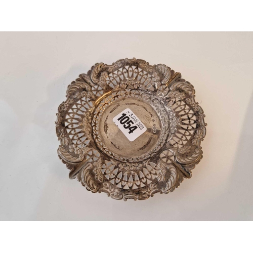 1054 - Circular pierced dish with decorated border. 5.5 in diam. London 1895. 87gms