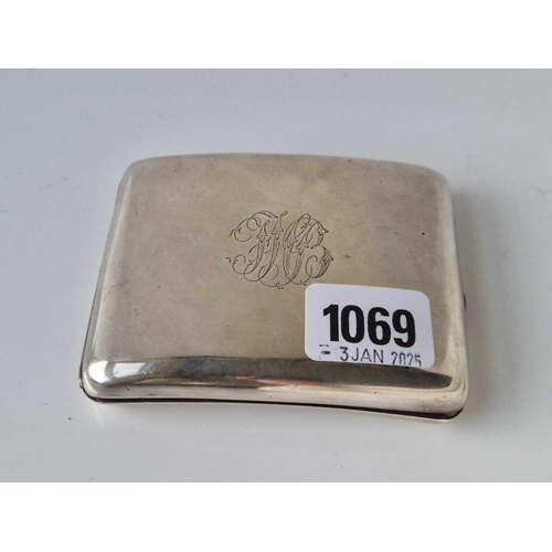 1069 - Heavy Sampson and Mordon cigarette case of curved outline. London 1918. 175gms