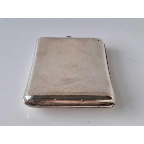 1069 - Heavy Sampson and Mordon cigarette case of curved outline. London 1918. 175gms