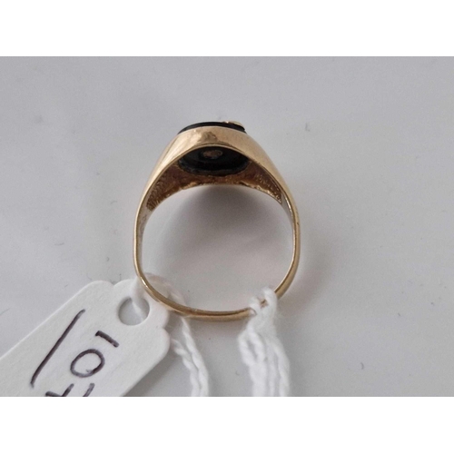 107 - A Capricorn signet ring 9ct size Q 3.5 gms