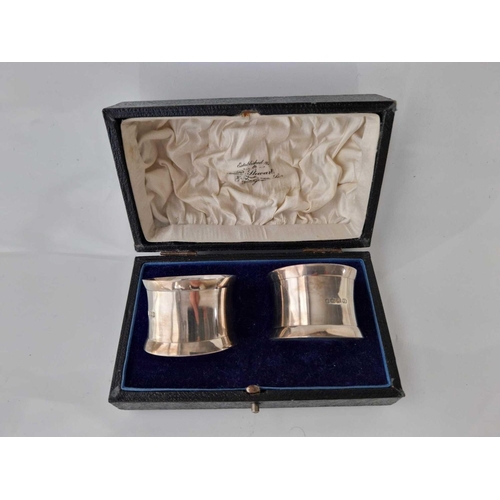 1078 - Boxed pair of napkin rings , plain. Sheffield 1918 By H A