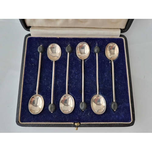 1097 - Boxed set of six bean topped coffee spoons