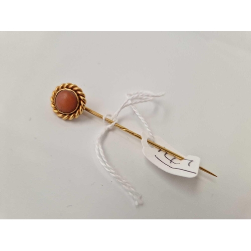 147 - A gold coral topped stick pin 3.1 gms