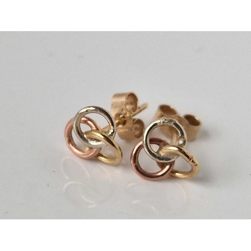 192 - Two pairs of 9ct earrings