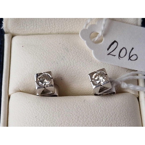 206 - A PAIR OF WHITE GOLD DIAMOND STUD EARRINGS 18CT GOLD 4.8 MM SQUARE 2.7 GMS