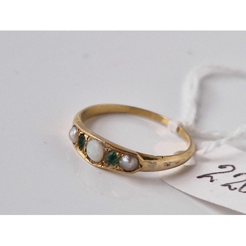 220 - A antique high carat opal and emerald ring size N 1.3 gms