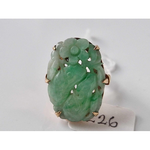 226 - A CARVED JADE RING SET IN GOLD SIZE O 8.8 GMS