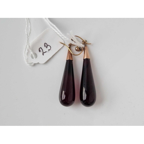 23 - A pair of cherry amber drop earrings