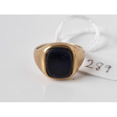 289 - A gold signet ring 9ct size R 5.5 gms