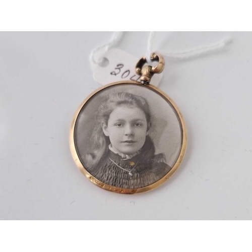 304 - A portrait pendant 9ct 6.3 gms