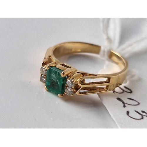 323 - A emerald and diamond ring set in gold size I 2.8 gms