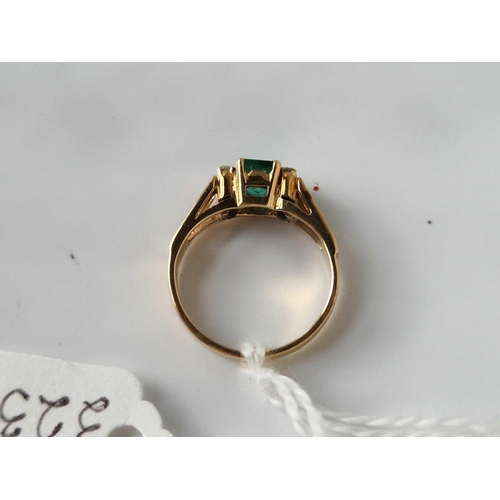 323 - A emerald and diamond ring set in gold size I 2.8 gms