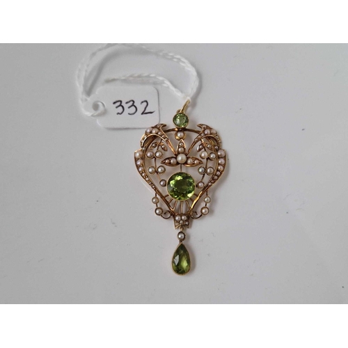 332 - A ANTIQUE EDWARDIAN 15CT GOLD HALF PEARL AND PERIDOT SET PENDANT