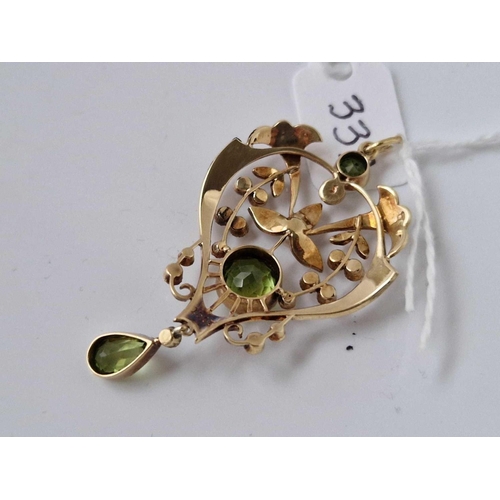 332 - A ANTIQUE EDWARDIAN 15CT GOLD HALF PEARL AND PERIDOT SET PENDANT