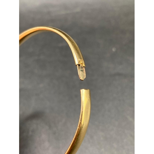 347 - A Victorian gold oval bangle with flush secret opener 5.3g