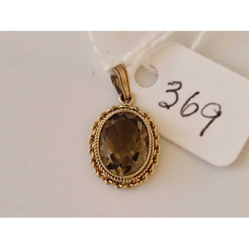 369 - A smokey quartz pendant 9ct