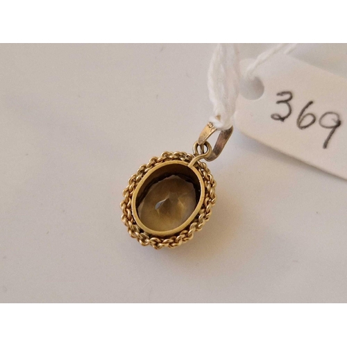 369 - A smokey quartz pendant 9ct