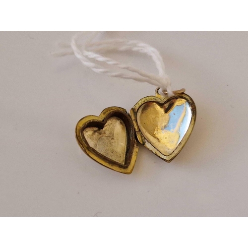 378 - A back and front heart locket 9ct