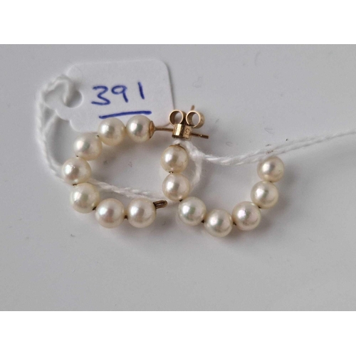 391 - A pair of 9ct pearl hoop earrings