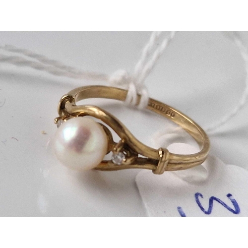 392 - A pearl set ring 9ct size K 1.6 gms