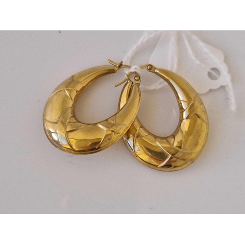 416 - A pair of hoop earrings 9ct 4.1 gms