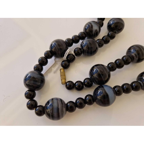 465 - A banded agate bead necklace 20 inch