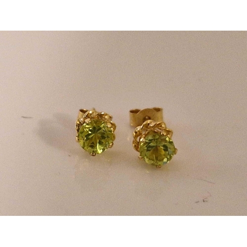 478 - A pair of peridot ear studs 9ct