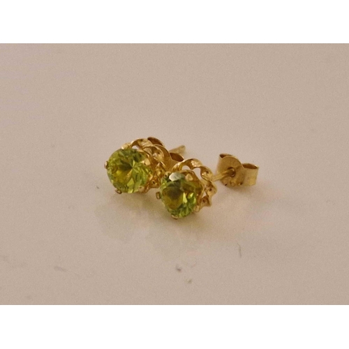 478 - A pair of peridot ear studs 9ct