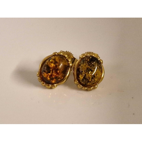 479 - A pair of amber ear studs 9ct 1.9 gms