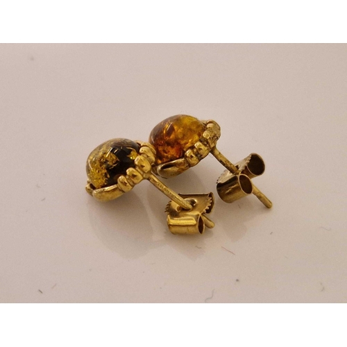 479 - A pair of amber ear studs 9ct 1.9 gms