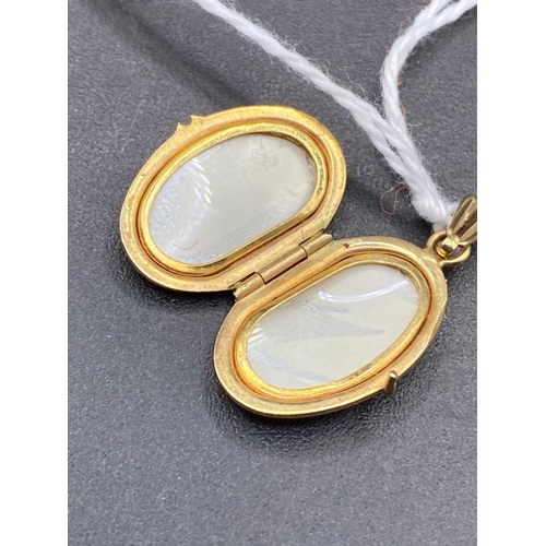 482 - A oval locket 9ct 2.8 gms