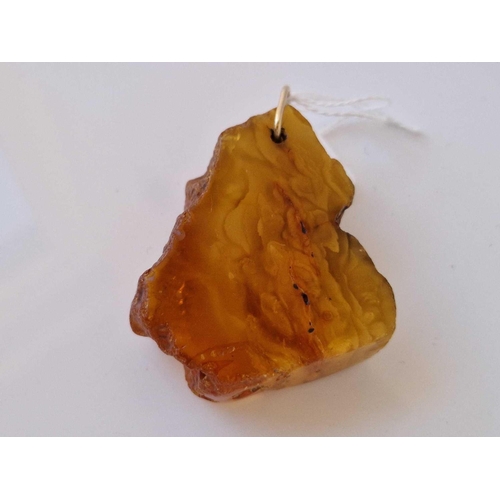 486 - A large amber pendant with good loop 37 gms