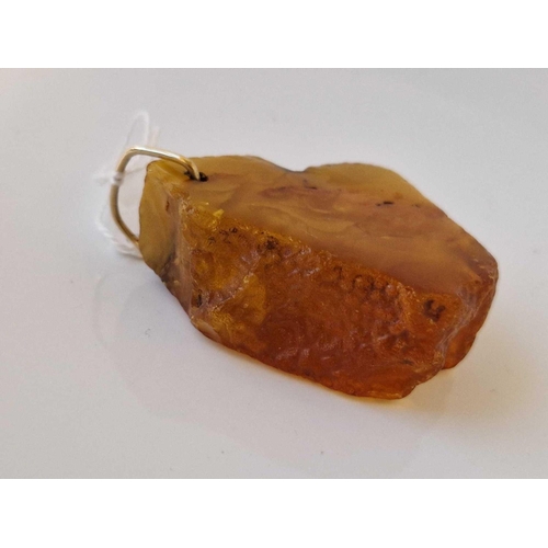 486 - A large amber pendant with good loop 37 gms