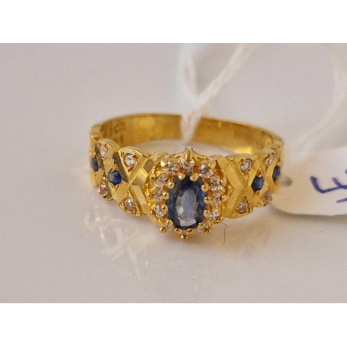 487 - A DIAMOND AND TANZANITE RING 22 CT GOLD SIZE U 5.5 GMS