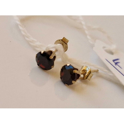 495 - A pair of garnet stud earrings 9ct