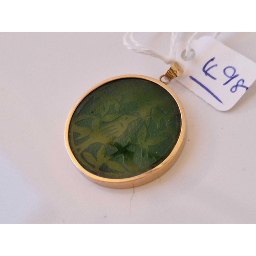 498 - A circular pendant 14ct gold