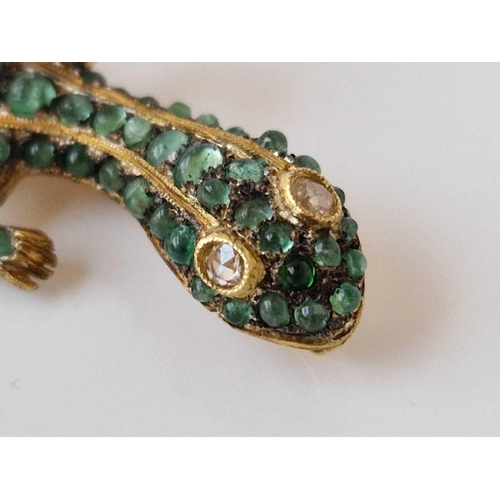 519 - A LIZARD BROOCH WITH CABOCHON EMERALDS AND DIAMOND EYES 14CT GOLD 7.2 GMS