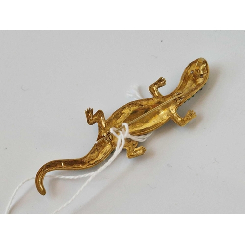 519 - A LIZARD BROOCH WITH CABOCHON EMERALDS AND DIAMOND EYES 14CT GOLD 7.2 GMS