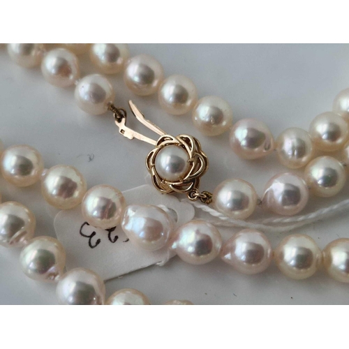 533 - A string of pearls with 9ct clasp 28 inch 62.5 gms