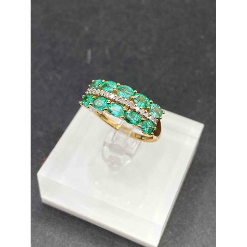 544 - A THREE ROW BRIGHT EMERALD AND DIAMOND RING THE TWO OTTER ROWS SURROUNDING A INNER ROW OF DIAMONDS S... 