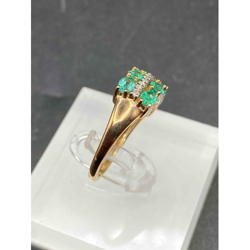 544 - A THREE ROW BRIGHT EMERALD AND DIAMOND RING THE TWO OTTER ROWS SURROUNDING A INNER ROW OF DIAMONDS S... 