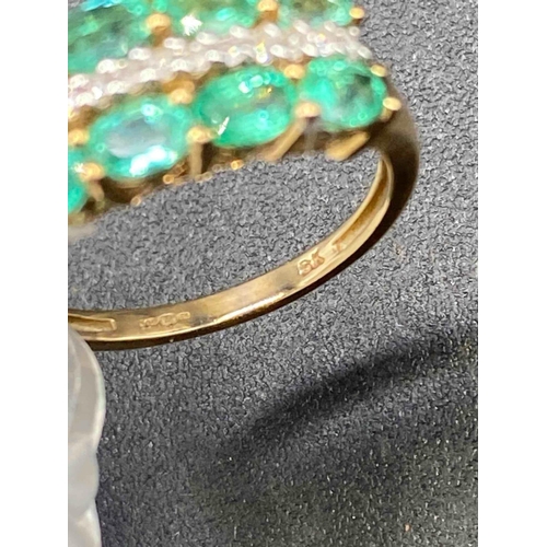 544 - A THREE ROW BRIGHT EMERALD AND DIAMOND RING THE TWO OTTER ROWS SURROUNDING A INNER ROW OF DIAMONDS S... 