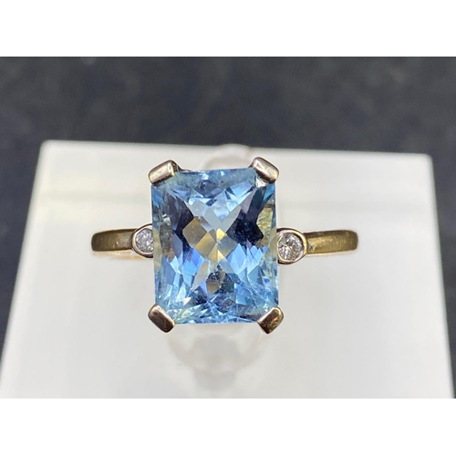 545 - A BRIGHT AQUAMARINE AND DIAMOND RING Size M 2.5g